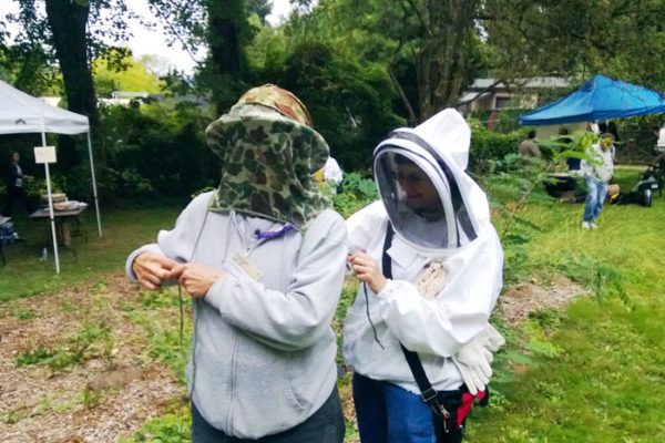 #pb_slideshow_caption-1-10 myster-beekeeper
